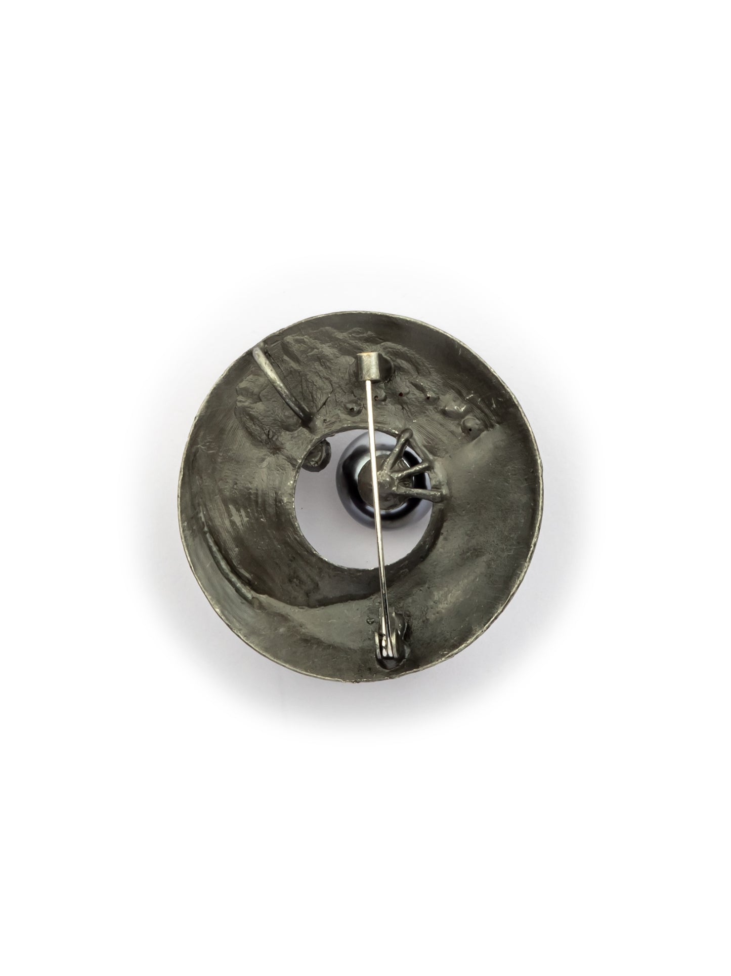 Circle pearl brooch